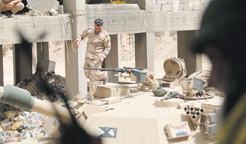  جندي عراقي على دبابة في ضواحي الفلوجة عقب اشتباكات مع داعش