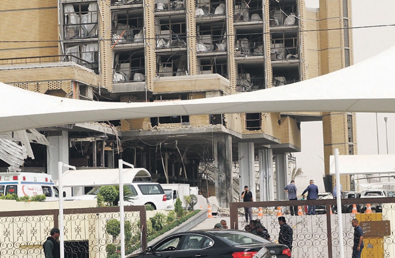  انفجار السيارة المفخخة أوقع أضرارا كبيرة في واجهة الفندق 