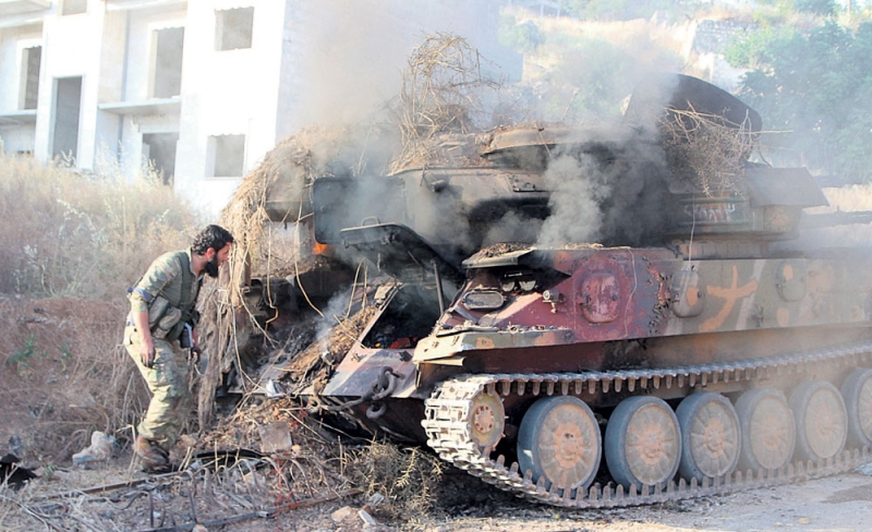  دبابتان أسديتان مدمرتان في أريحا عقب معارك مع المعارضة انتهت بسقوط المدينة 