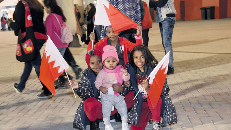 أطفال يحملون أعلام البحرين في احتفالات العيد الوطني