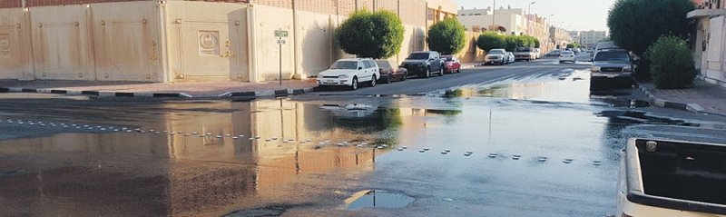طفح الصرف الصحي أمام المساكن والمدارس(تصوير: طارق الشمر)