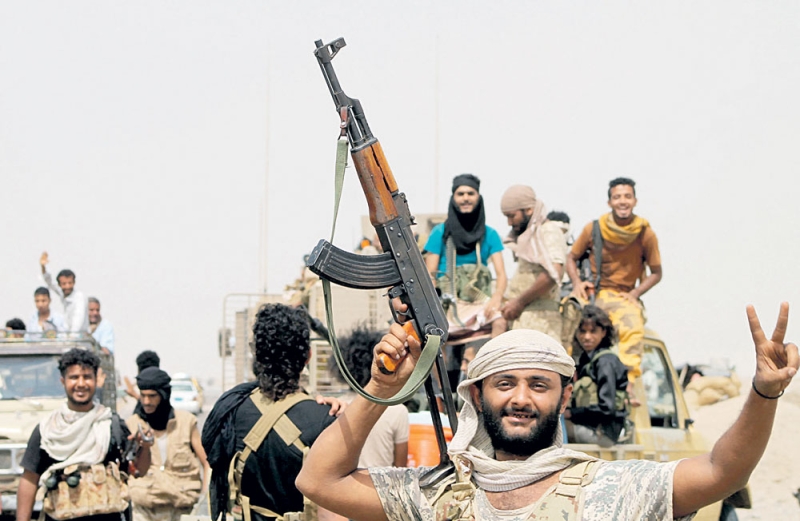  مقاتلون من أنصار الشرعية في عدن يبتهجون بأنباء الانتصارات 