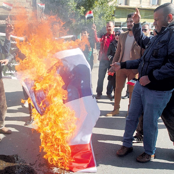 عراقيون يحرقون علم فرنسا احتجاجاً على الرسوم المسيئة