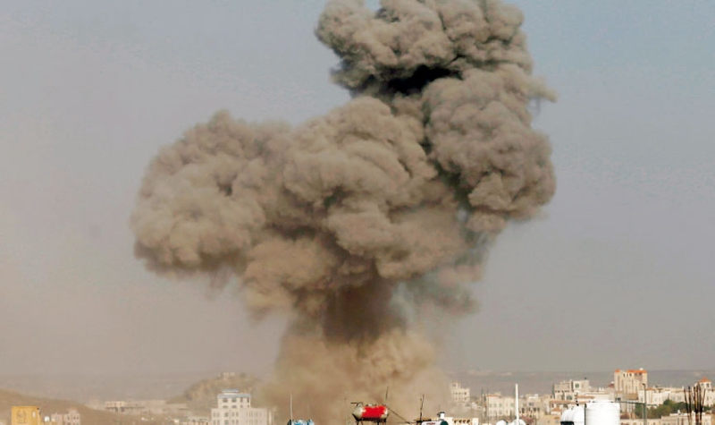 دخان إثر غارة جوية للتحالف على مواقع المتمردين في صنعاء أمس