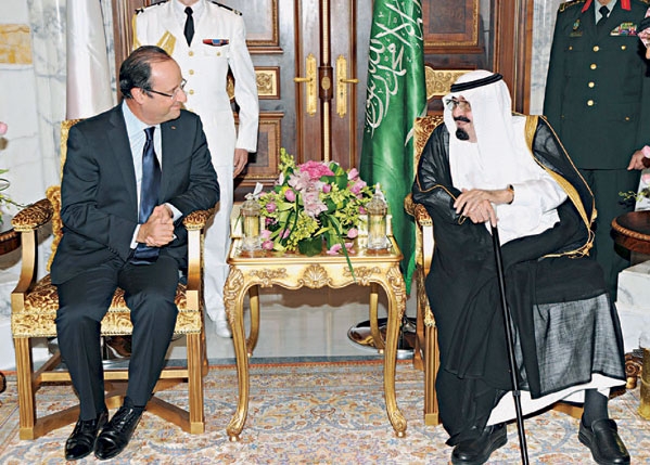 خادم الحرمين الشريفين يستقبل الرئيس هولاند في الرياض (ديسمبر 2013) 