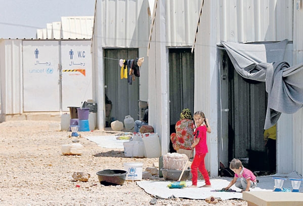  أطفال سوريون يلعبون في مخيم للاجئين بالاردن 