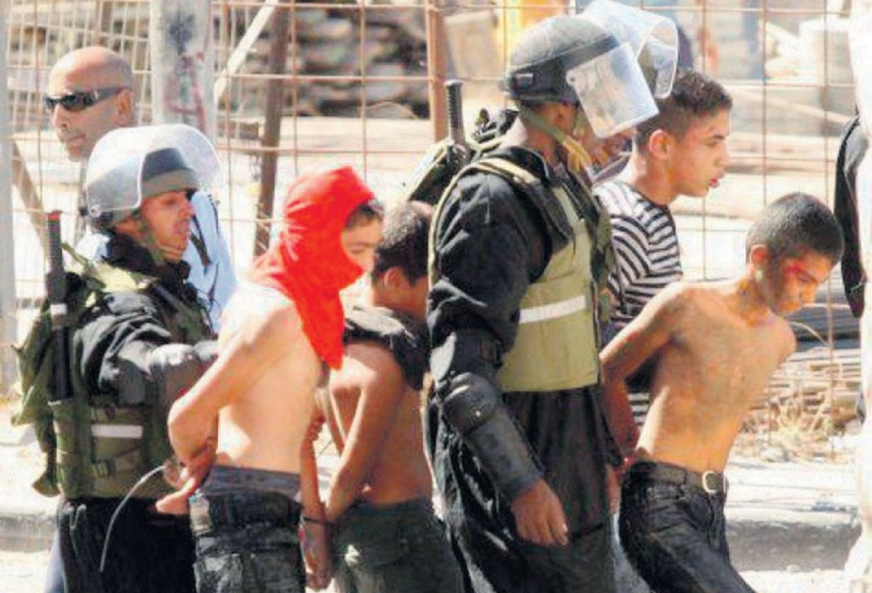 جنود الاحتلال الإسرائيلي أثناء اعتقالهم عددا من الفتية الفلسطينيين 