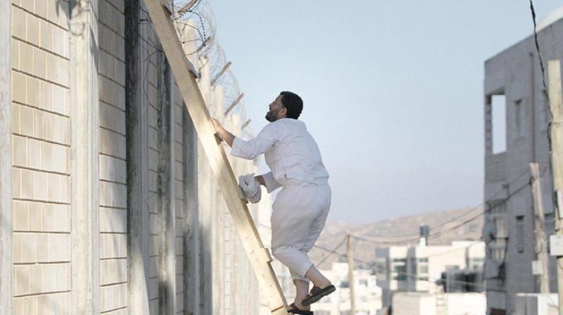  فلسطيني يتسلق جدار الفصل العنصري الإسرائيلي للوصول إلى القدس