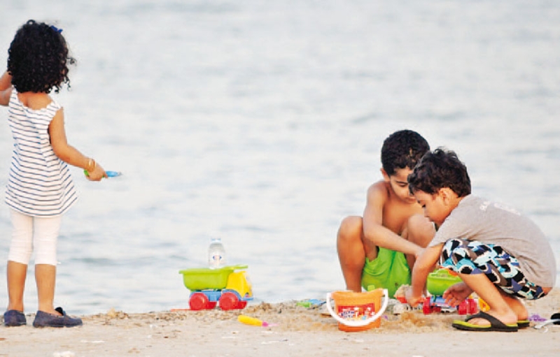 الأطفال يلهون على الشاطئ

