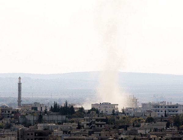  الدخان يتصاعد من عين العرب بفعل القتال بين داعش والأكراد