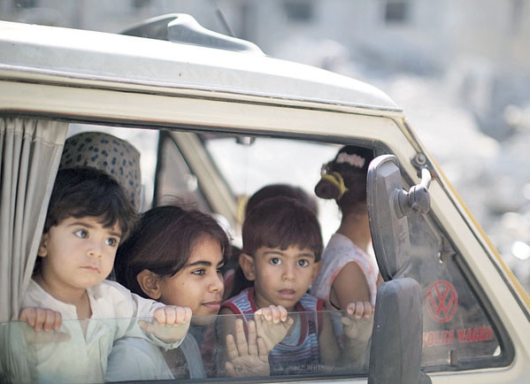 أطفال حي الشجاعية يعودون لمنازلهم بعد توقف القصف وإعلان الهدنة