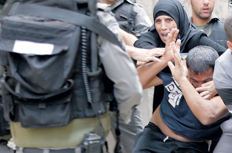  فلسطينية في عراك مع شرطة الاحتلال لمنع اعتقال احد المدافعين عن الأقصى