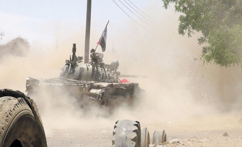 رجال المقاومة يطلقون نيران دبابتهم على مواقع الحوثيين في محيط عدن 