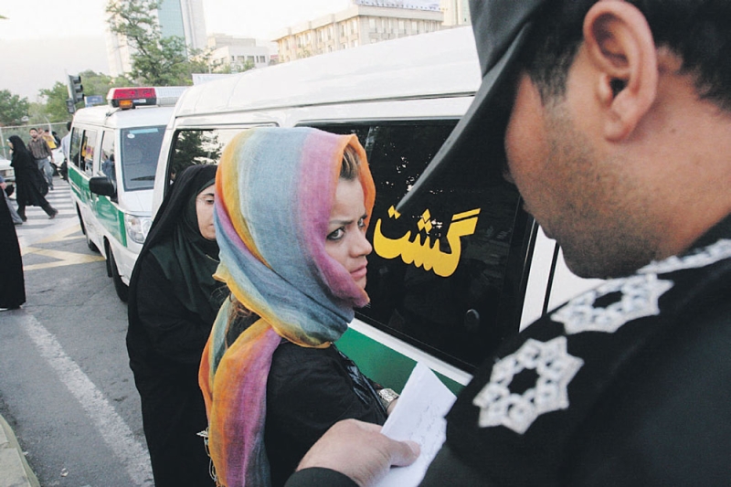 الشرطة الإيرانية تعتقل إحدى مؤيدات الحركة الإصلاحية في طهران خلال احتجاجات الحركة الخضراء عام 2009 