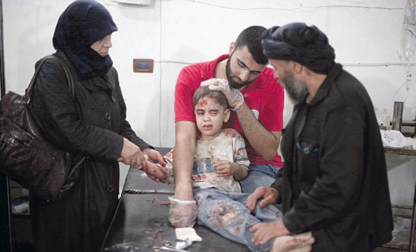 صبي سوري يتلقى العلاج في مستشفى ميداني بمدينة دوما التي قصفها النظام