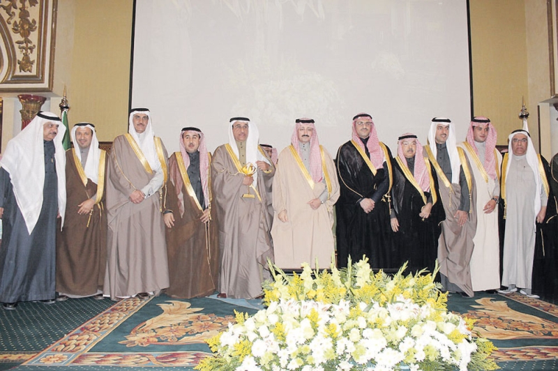 الأمير بدر بن جلوي يتوسط مجلس أمناء جائزة الغرفة 