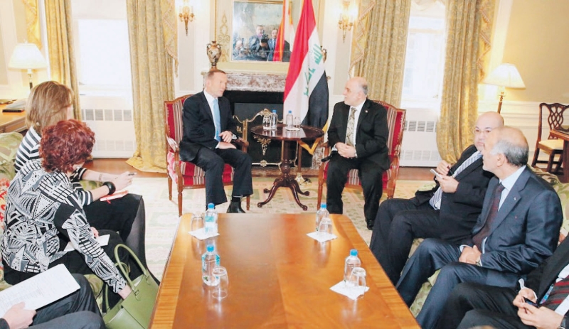  أبوت في لقاء سابق مع رئيس الوزراء العراقي حيدر العبادي