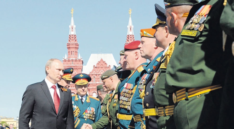 وزير الدفاع الروسي مرافقا بوتين في زيارة للقرم