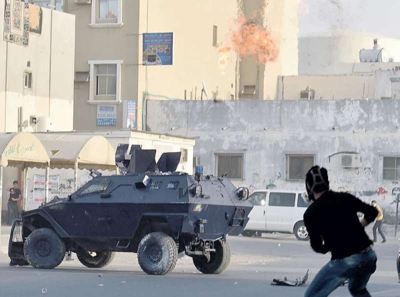 مثيرو شغب يهاجمون الشرطة البحرينية