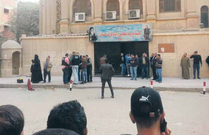 تجمهر لمواطنين مصريين بالقرب من مكان الحادث الإرهابي أمام كنيسة «مار مينا» (اليوم)