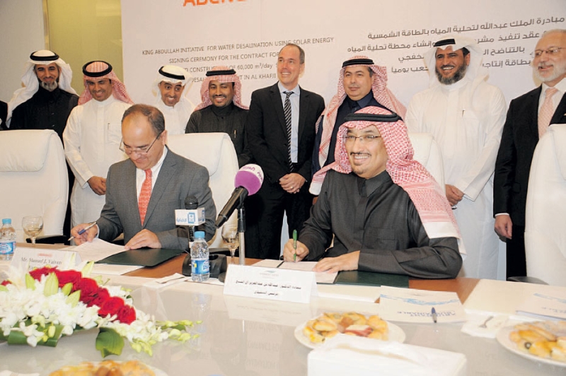 د.عبدالله ال الشيخ ومانويل جي اثناء توقيع الاتفاقية