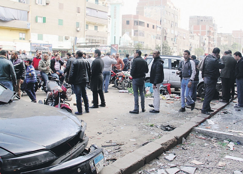 مصريون يتجمعون في موقع أحد التفجيرات في القاهرة