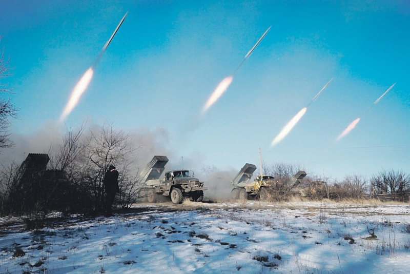متمردون يطلقون صواريخ غراد على مواقع الجيش الأوكراني