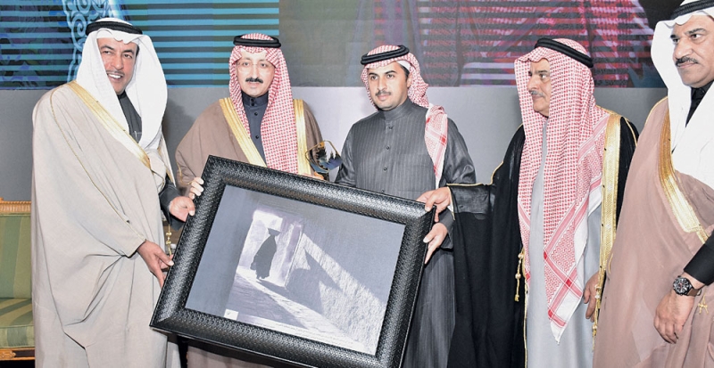 الأمير بدر بن جلوي مع الفائز بالمركز الأول (اليوم)
