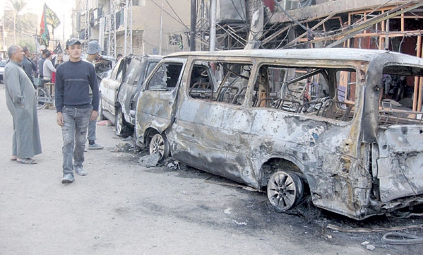  سيارة محترقة جراء الهجوم بسيارة مفخخة في بغداد 