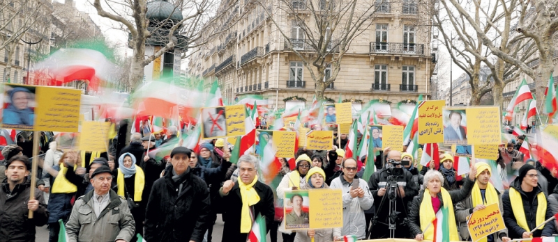 متظاهرون ضد نظام خامنئي أمام سفارة طهران في باريس (رويترز)