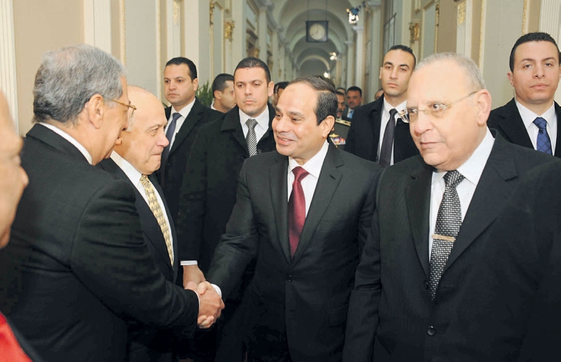 الرئيس المصري في دار القضاء أمس 