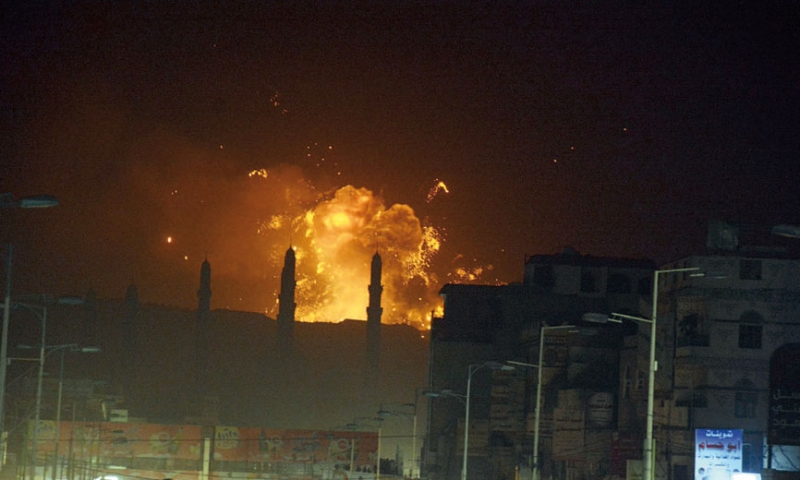 انفجار نتيجة الغارات الليلية على مواقع المتمردين الحوثيين 