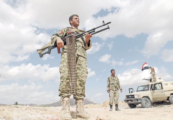 جنديان في الجيش اليمني يراقبان بعض المواقع في إحدى الجبهات