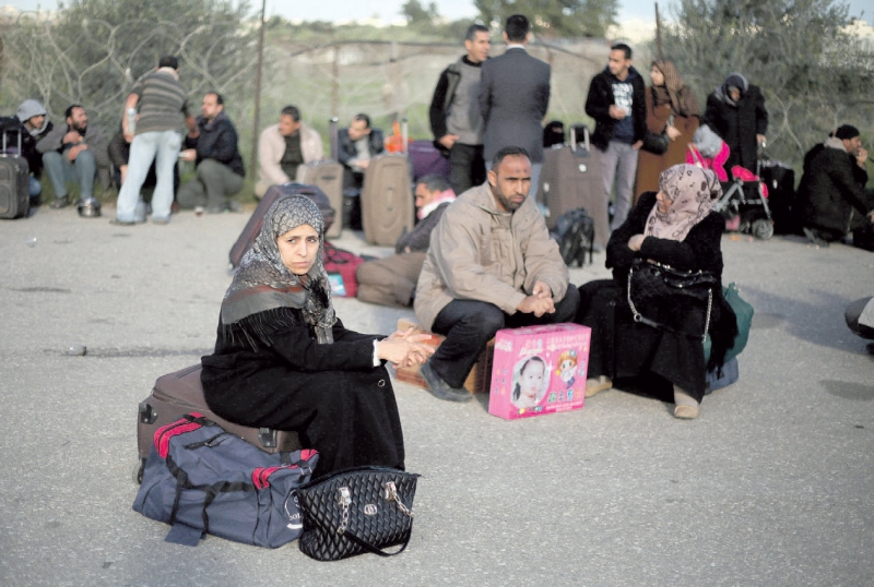فلسطينيون ينتظرون الإذن بدخول مصر عبر معبر رفح. 