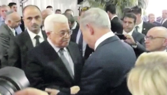 محمود عباس يصافح نتنياهو في جنازة شيمون بيريز أمس