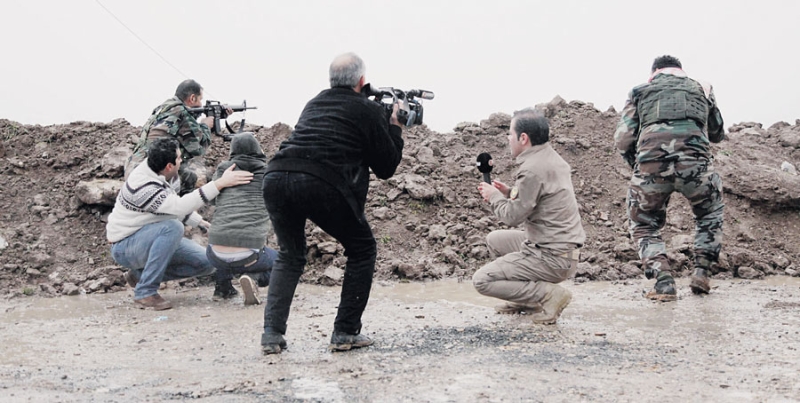 طاقم التلفزيون الكردي في خط المواجهات مع تنظيم داعش بالموصل