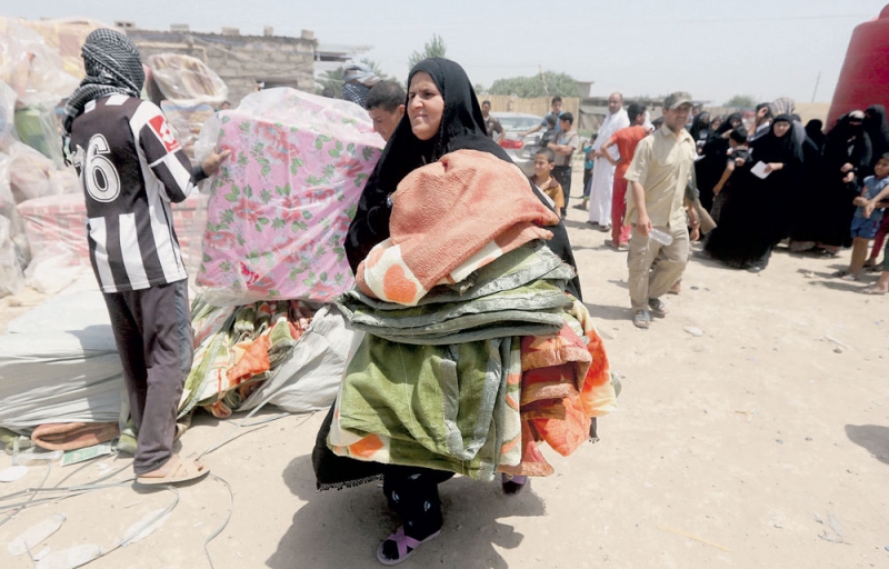 عائلة تنتظر عبورها إلى بغداد بين عشرات الآلاف من النازحين من الرمادي