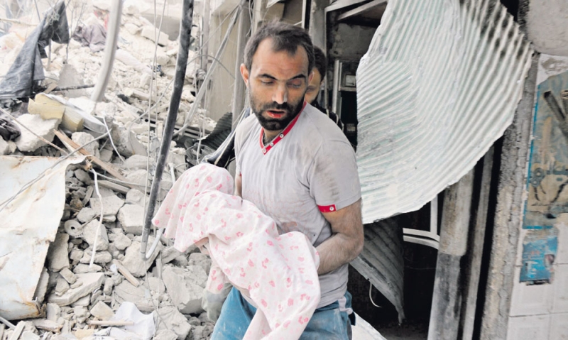  إخراج جثة رضيع من تحت أنقاض مبنى دمرته غارات الأسد في حلب الشمالية 