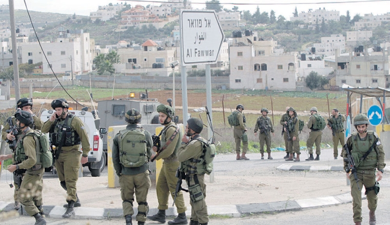 جنود إسرائيليون على مفترق الفوار قرب الخليل المضطربة