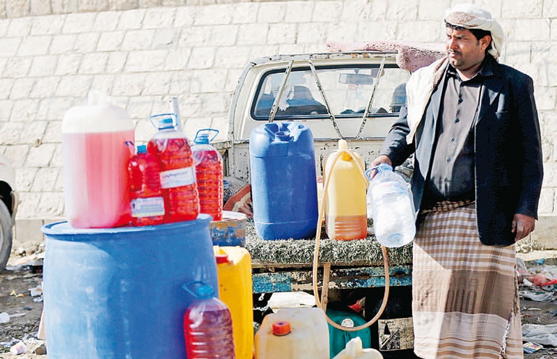 يمني يبيع الوقود في العاصمة صنعاء