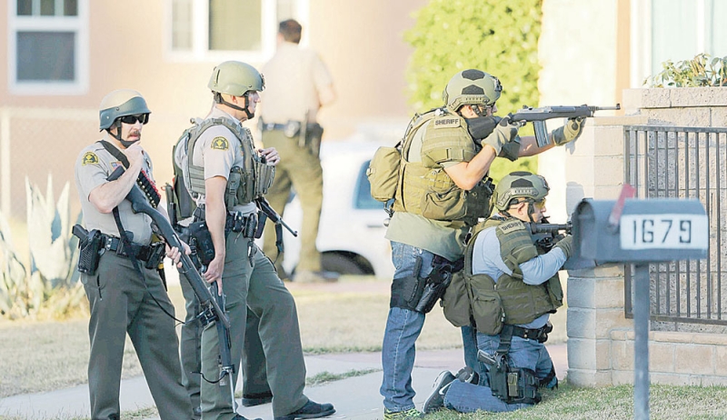 الشرطة الأمريكية أثناء مطاردة المهاجمين في سان برناردينو بولاية كاليفورنيا 