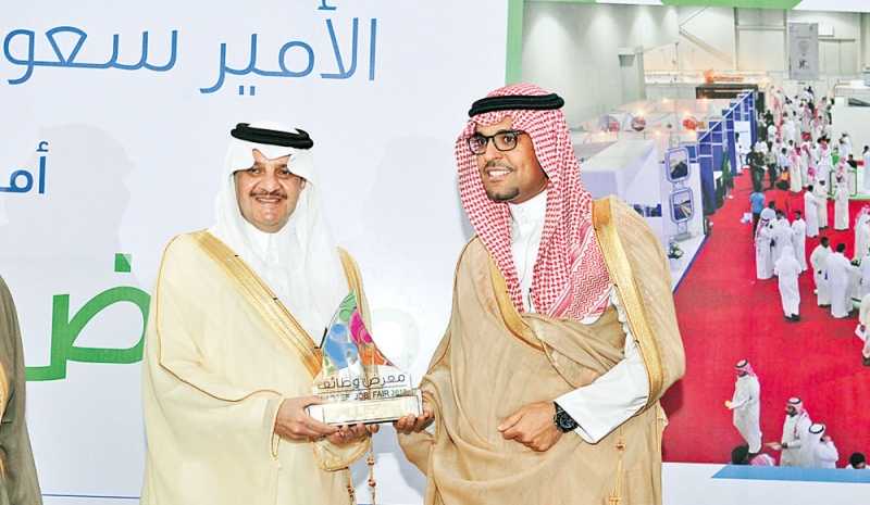 الأمير سعود بن نايف خلال تكريمة ماجد الجميح ضمن رعاة المعرض
