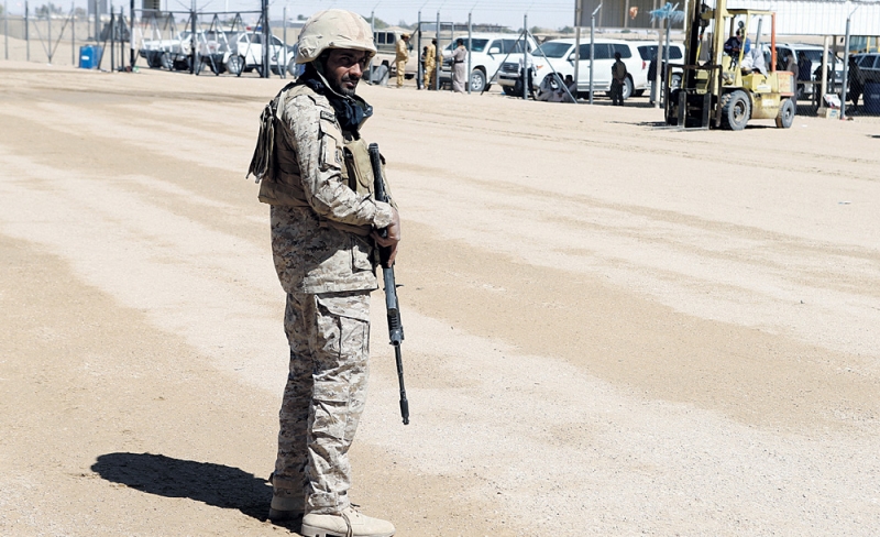 جندي سعودي أثناء تسليم مساعدات المملكة في مأرب (رويترز)