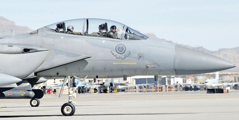 طائرة حربية سعودية في إحدى القواعد تستعد للإقلاع