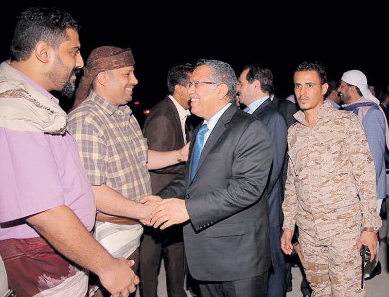  رئيس الوزراء اليمني لدى عودته مع مسؤولين حكوميين إلى العاصمة المؤقتة عدن (سبأ)