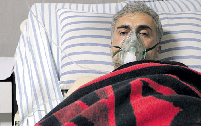 سوري بمستشفى عفرين يشتبه في إصابته بالغاز السام (أ.ف.ب)