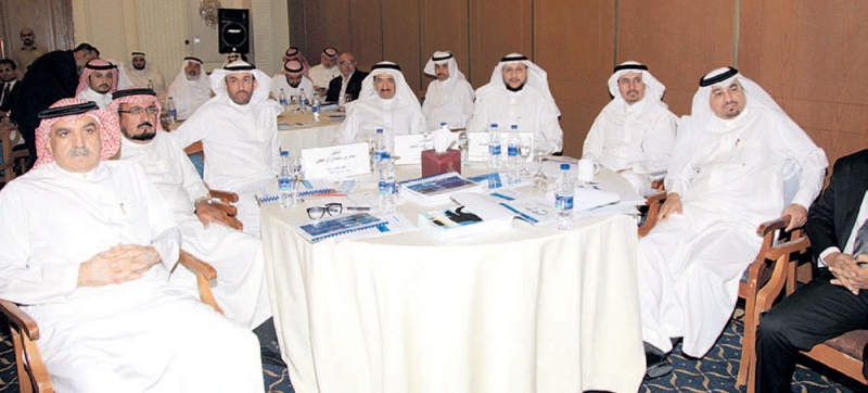  مجموعة من المشاركين في حلقة النقاش الرابعة لمنتدى الرياض الاقتصادي