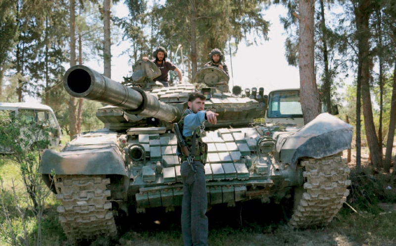 مقاتلو المعارضة يواجهون جيش الأسد بدبابة غنموها 