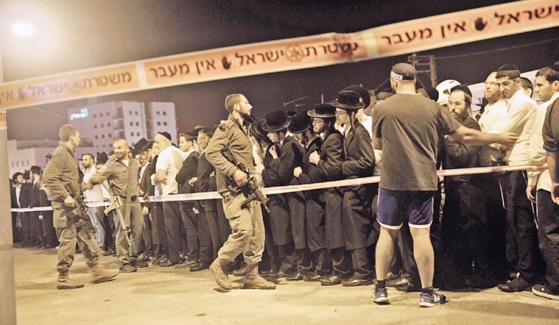 جنود الاحتلال قرب رجل إسرائيلي في موقع مقتل يهودي ظنا أنه عربي 