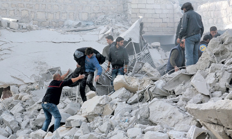  سوريون يبحثون عن ناجين في أعقاب غارة لنظام الأسد على حلب الشمالية (أ.ف.ب) 